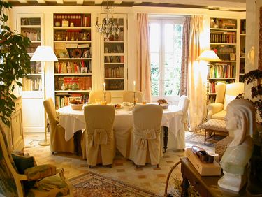 Table d'h�te et petit d�jeuner sont servis dans la biblioth�que. Ce sont des moments privil�gi�s au Clos de la Rose