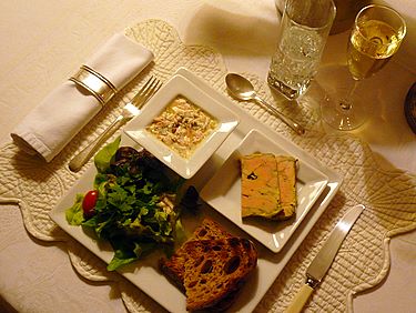 Foie gras maison et rillettes de 2 saumons sont au menu de la table d'h�te
