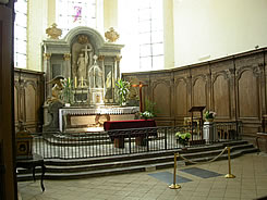 Choeur de l'église abbatiale de Hautvillers: au premier plan, l'une des deux tombes que l'on aperçoit dans le dallage est celle du moine Dom Perignon qui inventa le Champagne.