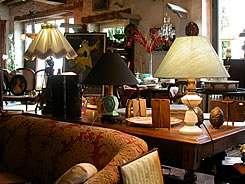 Dans le village, ne manquez pas de vous arr�ter � la boutique d'antiquit�s 'Entre cave et jardin'. On y trouve notamment de tr�s beaux objets anciens pour le service du Champagne.