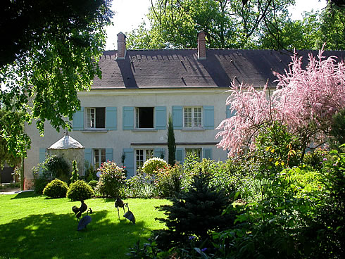 Our bed and breakfast hides in a garden with some very old trees and many roses, only minutes away from the Champagne vineyards.