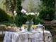Aux beaux jours, lorsque le temps le permet, le petit d�jeuner peut �tre servi dans le jardin: un moment fort pour un week-end romantique en Ilde de France.