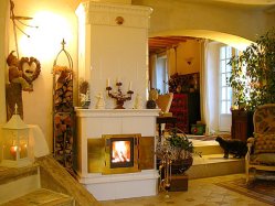 Un week-end romantique dans notre maison d'hôte, même en hiver! Le grand poêle en faïence suédois diffuse une douce chaleur pour les petits déjeuners pris dans la bibliothèque.