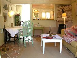 Le salon du cottage Rose de Provins, notre gîte de prestige, ouvre de plain pied sur un petit jardin privatif. En hiver, il est particulièrement romantique d'y passer une soirée au coin du feu.