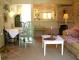 Le salon du cottage Rose de Provins, notre g�te de prestige, ouvre de plain pied sur un petit jardin privatif. En hiver, il est particuli�rement romantique d'y passer une soir�e au coin du feu.