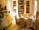 Pour un week-end encore plus romantique, les petits d�jeuners sont servis dans la biblioth�que, sur une belle table. Et les confitures de Molly (le petit nom de la ma�tresse de maison) sont originales et raffin�es.