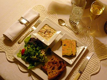 Rillettes de 2 saumons et foie gras maison et sont au menu Gourmet de la table d'hôte