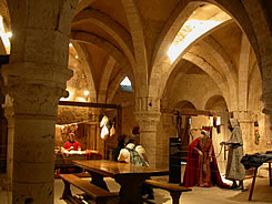 La Grange aux Dmes met en scne les acteurs de la vie quotidienne  Provins au temps des foires de Champagne...