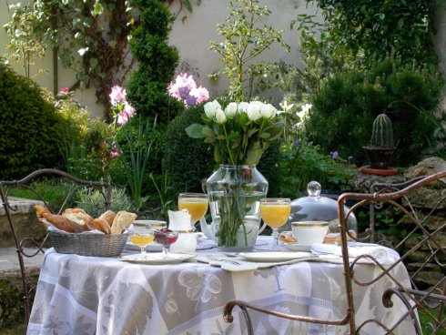 Aux beaux jours, lorsque le temps le permet, le petit djeuner peut tre servi dans le jardin: un moment fort pour un week-end romantique en Ilde de France.