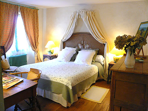 Les chambres de notre maison d'hôtes sont romantiques, confortables et chaleureuses, des nids douillets pour un week-end en amoureux près de Paris. Ici, la chambre Belle de Crécy...
